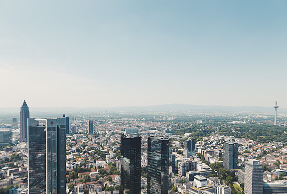 Ein Bild mit Aussicht auf Hochhäuser.