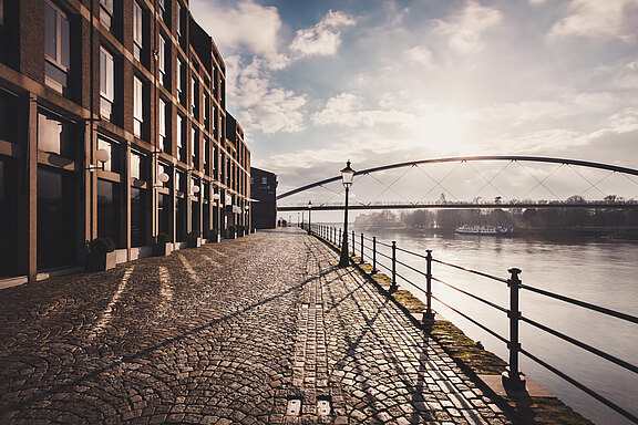 Farbig. Ein Bild mit Wasser und Brücke im Hintergrund.