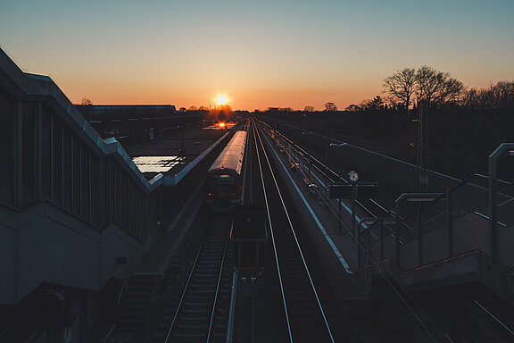 Das Bild zeigt einen Bahnhof.